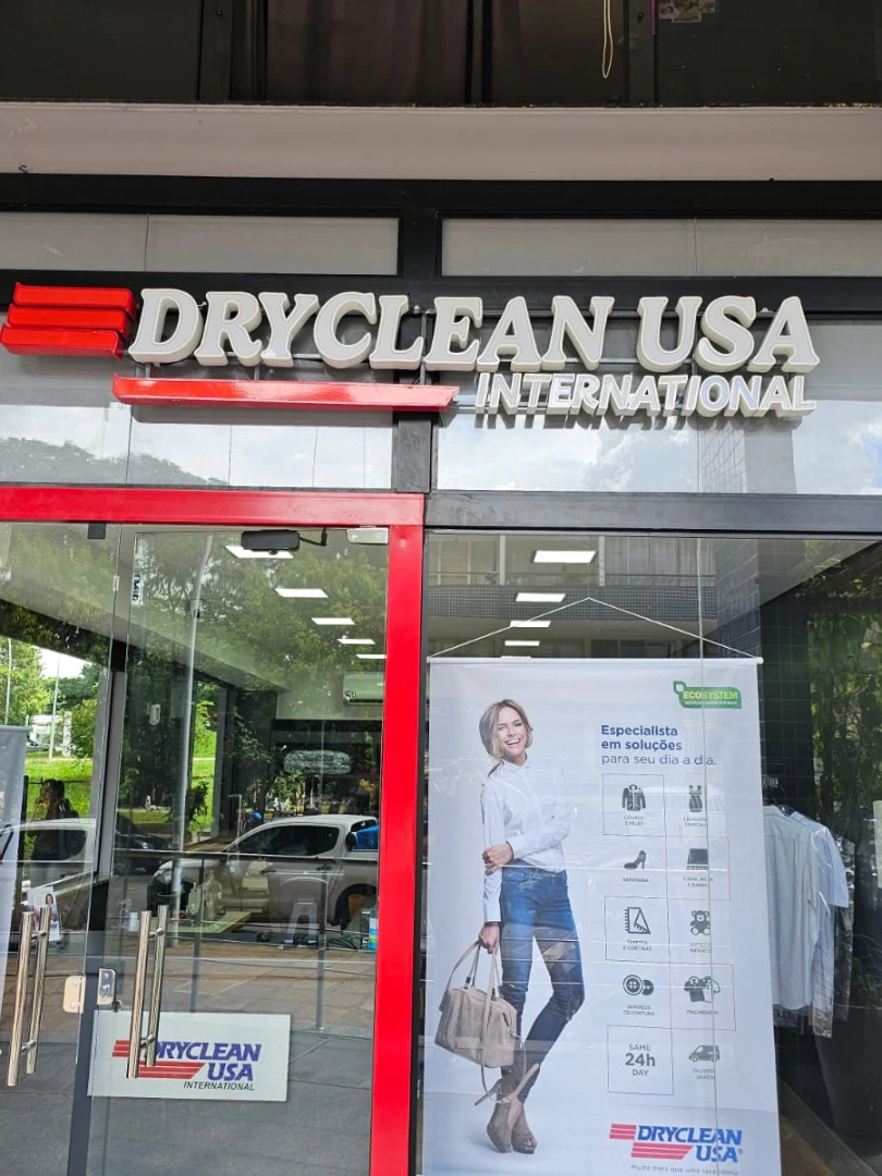 Fachada real de uma unidade DryClean USA em funcionamento