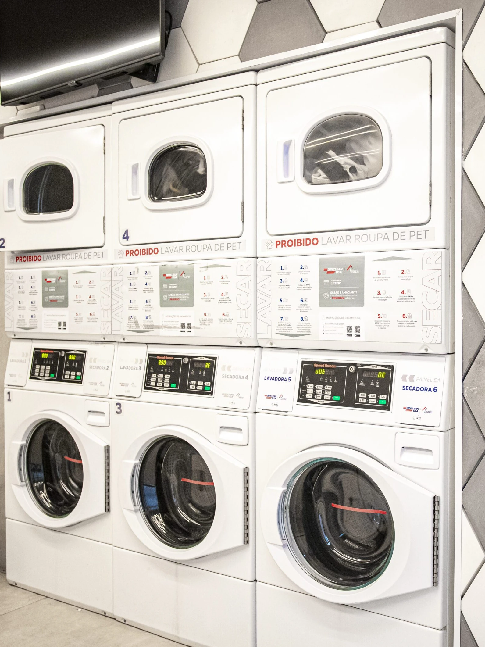 Fileira de maquinas profissionais numa unidade DryClean USA