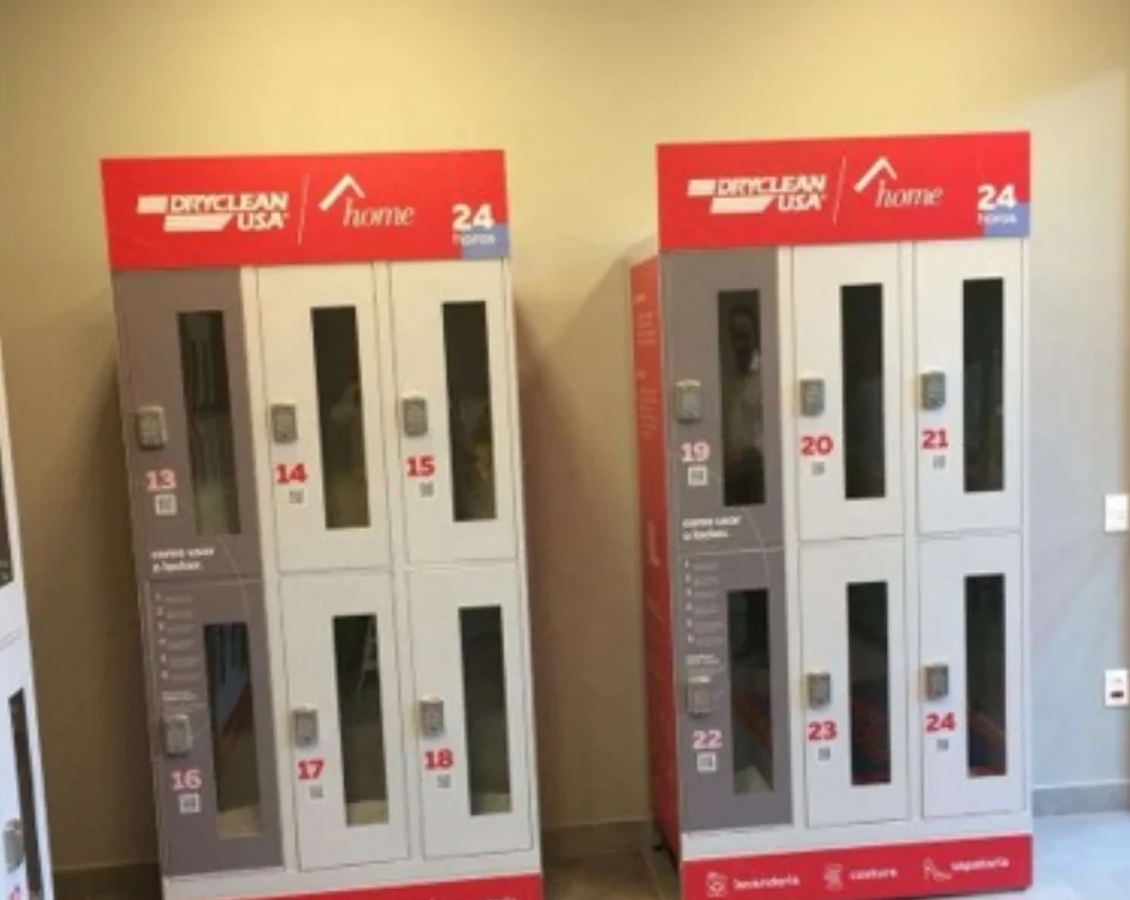 Lockers DryClean USA instalados em area comum, com portas numeradas
