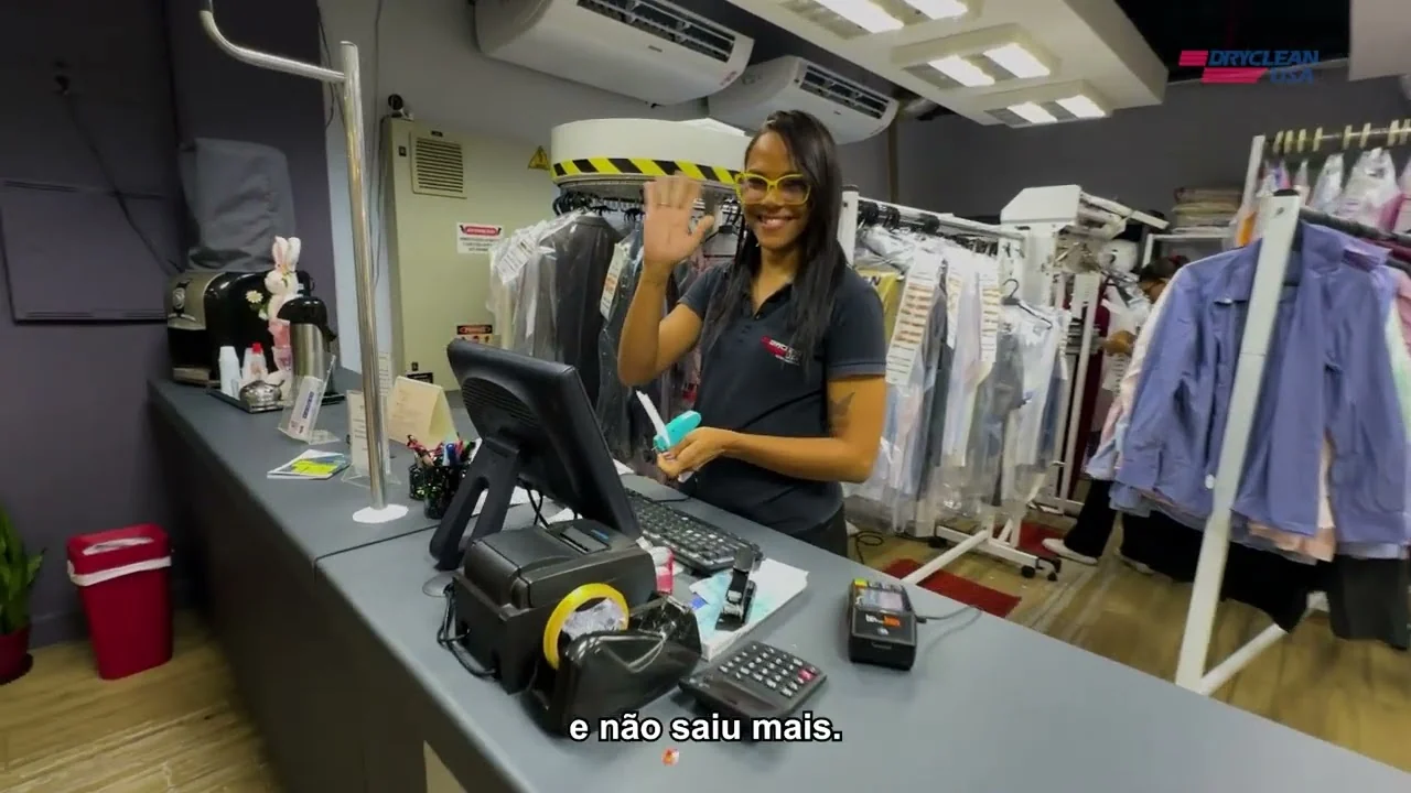 Unidade DryClean USA por dentro, com atendente em cena